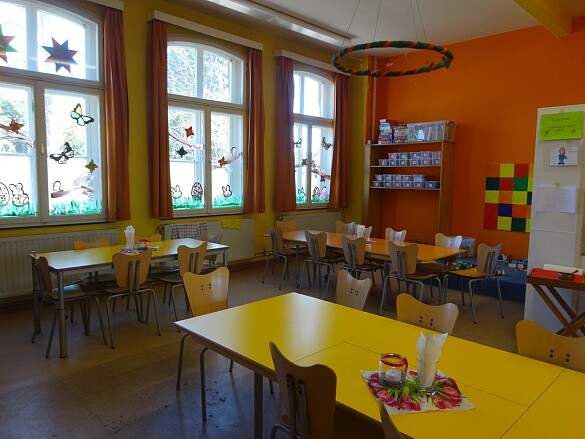 Auf dem Bild sieht man den Raum, den der Hort zum Mittagessen und für die Nachmittagsbetreuung nutzt.