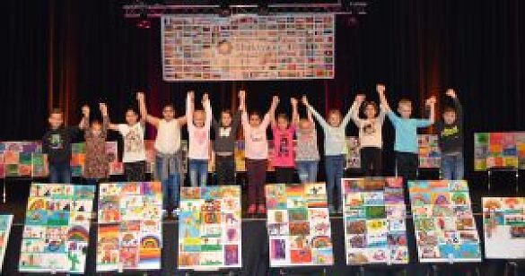 Das Bild seigt eine Gruppe von Kindern auf der Bühne, die bei dem Projekt mitgemacht hat.